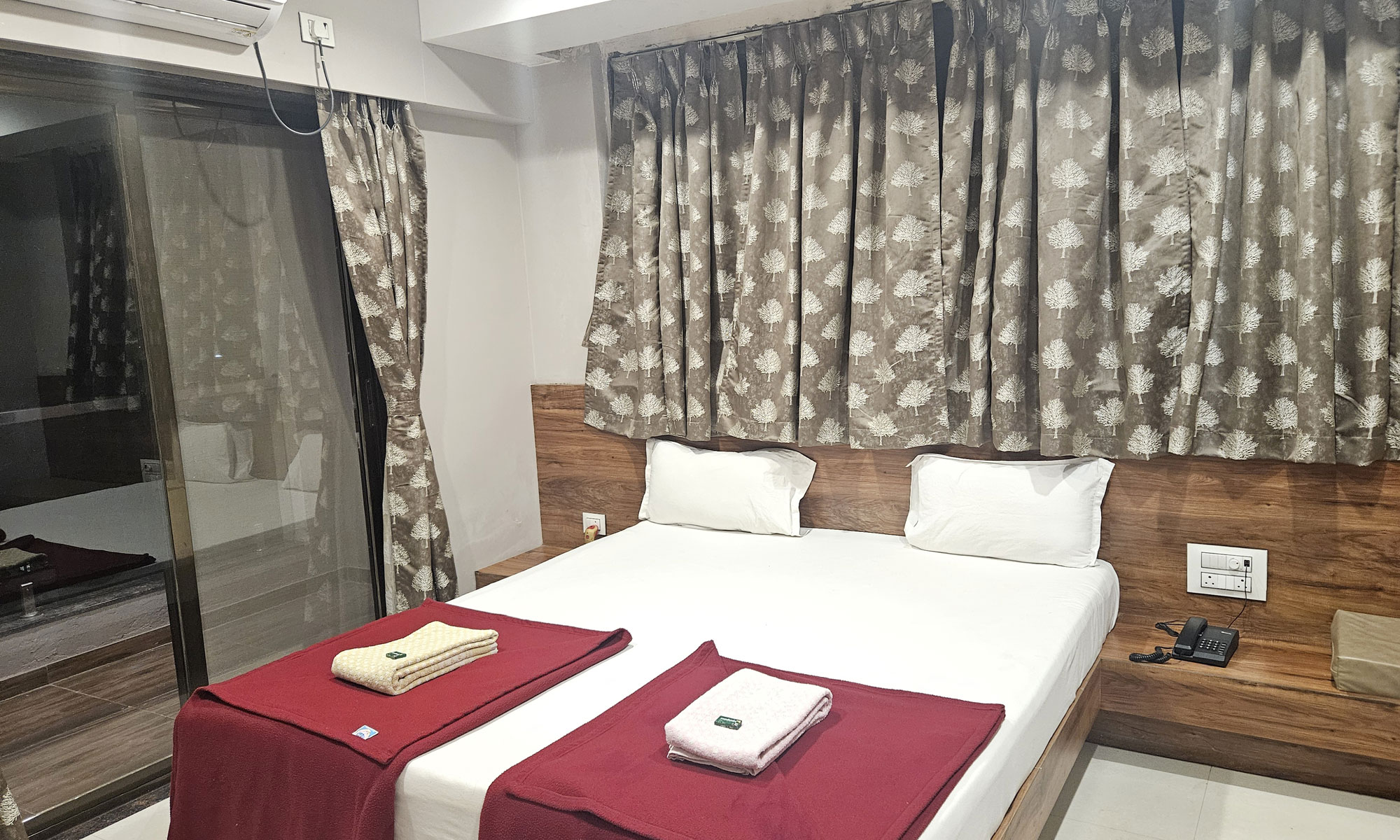 deluxe_double_bed_ac_img_2