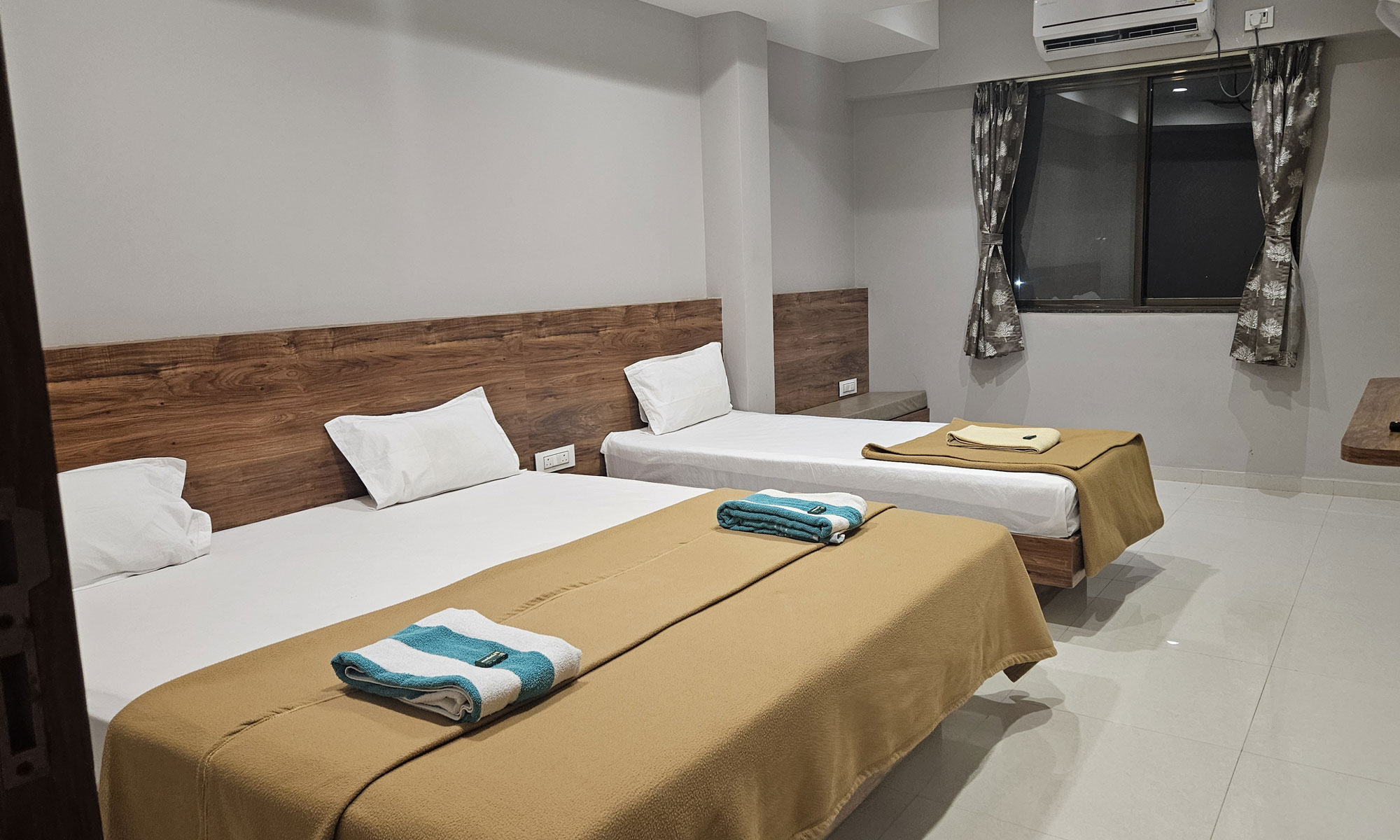 deluxe_triple_bed_ac_img_1