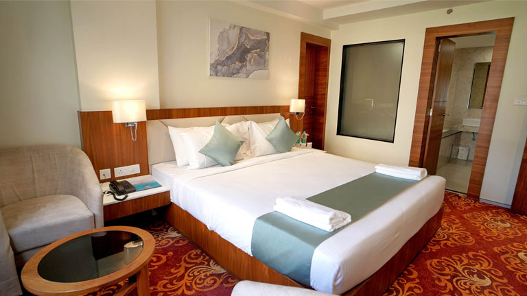 suite_room_with_jacuzzi