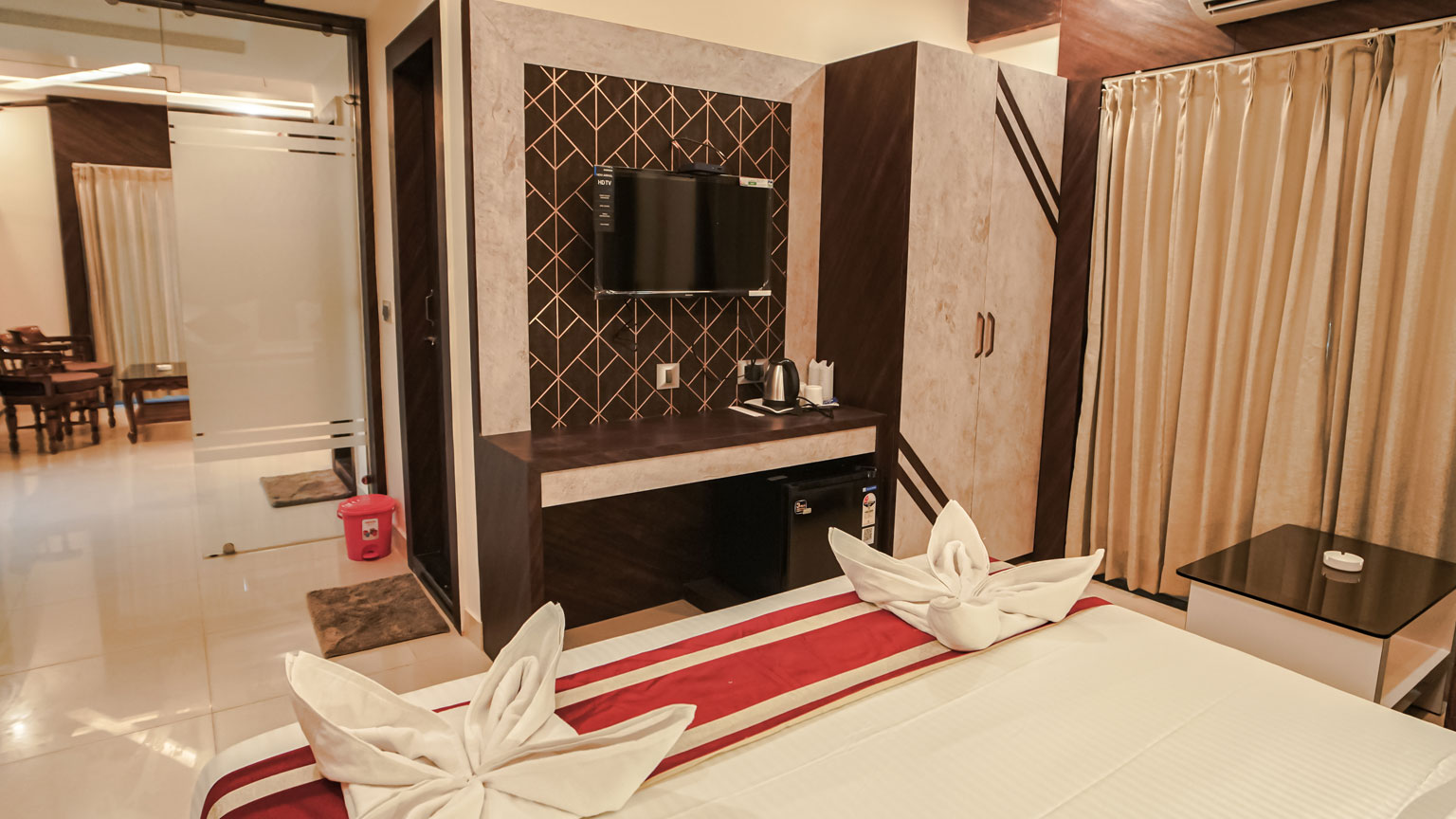 unique_suit_room1